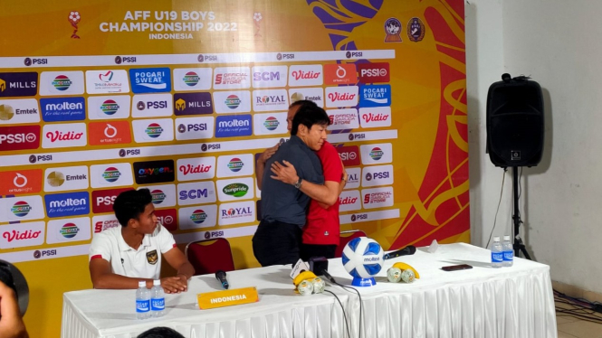 Pelatih Timnas Indonesia, Shin Tae-yong dipeluk Ketum PSSI