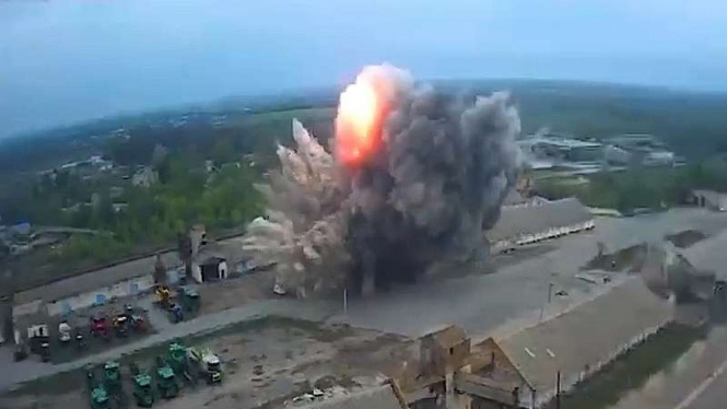 VIVA Militer: Gudang senjata militer Ukraina meledak dihantam roket Rusia