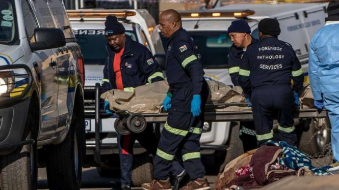 Ilustrasi evakuasi korban tewas di Afrika Selatan