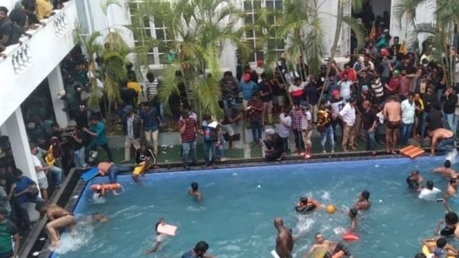 Massa yang masuk ke rumah dinas Presiden Sri Lanka mandi-mandi di kolam renang