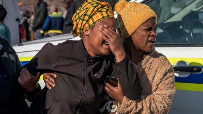 Keluarga korban penembakan di bar di Soweto, Johannesburg, Afsel menangis keras