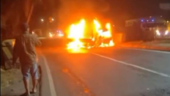 Mobil pickup mengalami kecelakaan di Pantura Subang dan terbakar