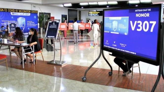 Suasana di Sentra Vaksinasi di Terminal 2 Bandara Soekarno-Hatta, Tangerang.