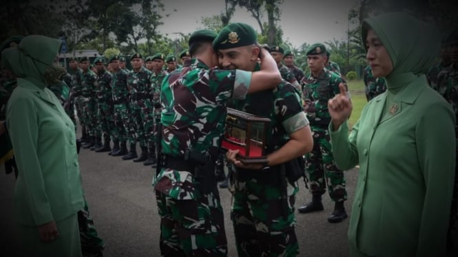 VIVA Militer: Mayor Inf Eko peluk Komandan Yonif Para Raider 305/Tengkorak TNI.