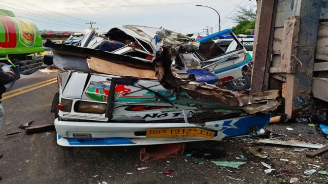 Kecelakaan minibus dengan truk di Deli Serdang, Sumut