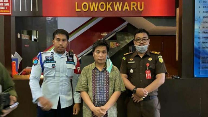 Pendiri Sekolah Selamat Pagi Indonesia (SPI) di Kota Batu, Jawa Timur, Julianto Eka Putra (tengah), terdakwa kasus pelecehan seksual terhadap siswinya, ditahan di Lapas Kelas I Lowokwaru, Kota Malang, pada Senin 11 Juni 2022.