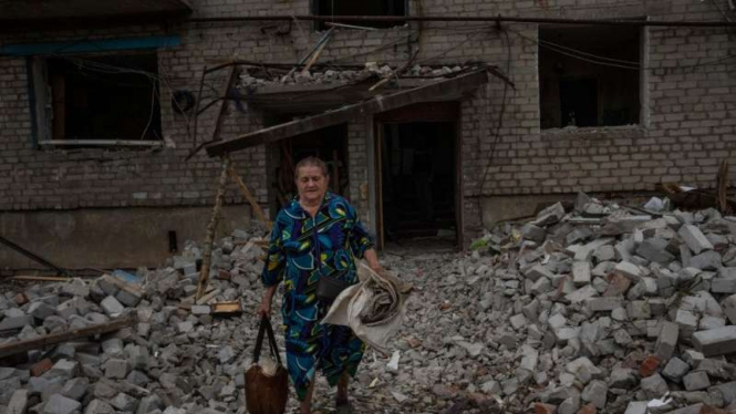 Bangunan apartemen dihancurkan militer Rusia di Chasiv Yar, Donetsk, Ukraina