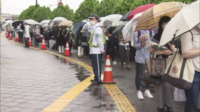  Orang-Orang Mengantre Berikan Bunga untuk pemakaman Shinzo Abe.