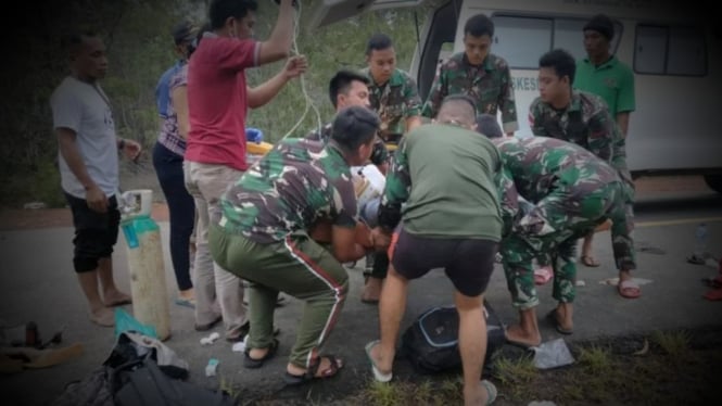 VIVA Militer: Prajurit Yonif 123/Rajawali evakuasi korban kecelakaan.