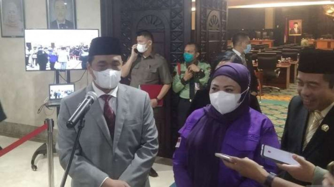 Wagub DKI Jakarta Ahmad Riza Patria (kiri) dalam jumpa pers di Gedung DPRD DKI.