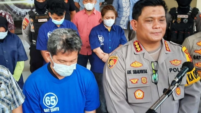 Polisi memperlihatkan eks direktur teknik PDAM Solo, berinisial TAS (kiri), tersangka pencabulan terhadap siswi SMA, dalam kesempatan konferensi pers di Markas Polres Kota Solo, Selasa, 12 Juli 2022.