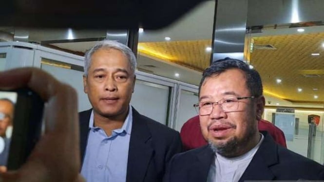 Pendiri Aksi Cepat Tanggap (ACT) Ahyudin didampingi pengacaranya memberikan keterangan kepada wartawan usai menjalani pemeriksaan di Gedung Bareskrim Polri, Jakarta, Selasa, 12 Juli 2022.