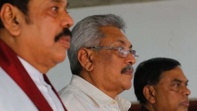 Presiden Sri Lanka Gotabaya Rajapaksa (tengah) dan saudaranya yang juga pejabat