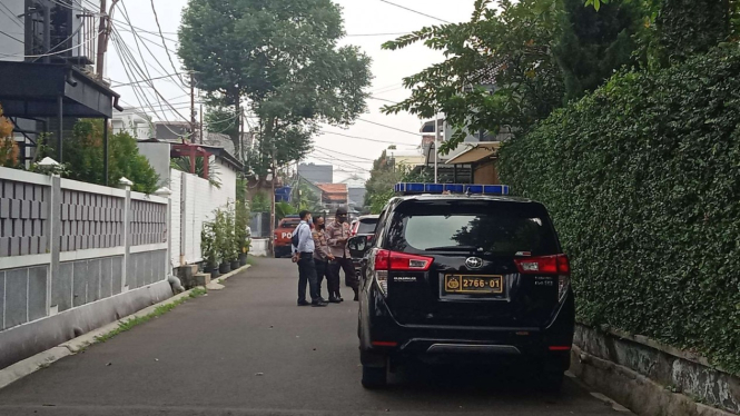 Polisi melakukan olah TKP penembakan di rumah Kadiv Propam Polri.