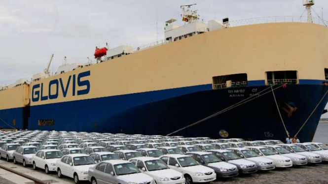 Kapal carrier Asian Sun membawa mobil-mobil Hyundai di Pelabuhan Hambantota