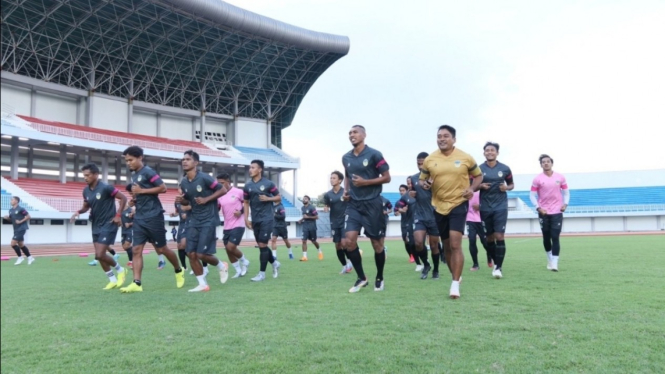Para pemain PSIM Yogyakarta menjalani latihan. 