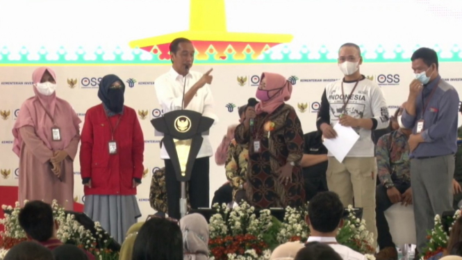 Presiden Jokowi memberikan Nomor Induk Berusaha (NIB) kepada para pelaku UMKM