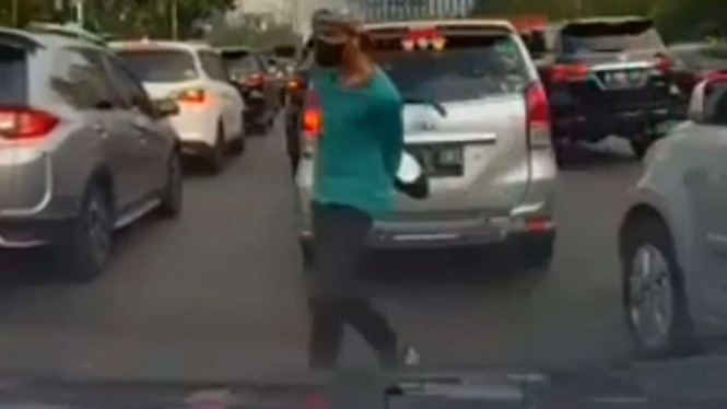 Viral Pria Curi Spion Mobil saat Jalan Macet di Tanjung Duren