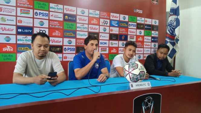 Pelatih Arema FC, Eduardo Almeida bersama Gian Zola