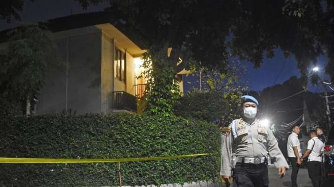 Polisi berjaga di depan rumah dinas Kadiv Propam Polri Irjen Pol. Ferdy Sambo setelah peristiwa baku tembak dua ajudannya di Kompleks Polri Duren Tiga, Jakarta Selatan, Selasa, 12 Juli 2022.