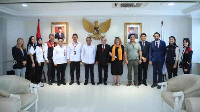 Ketua NOC Indonesia dan Menpora RI bersama dengan delegasi ANOC