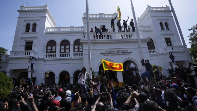 Para pengunjuk rasa menduduki gedung kantor Perdana Menteri Ranil Wickremesinghe