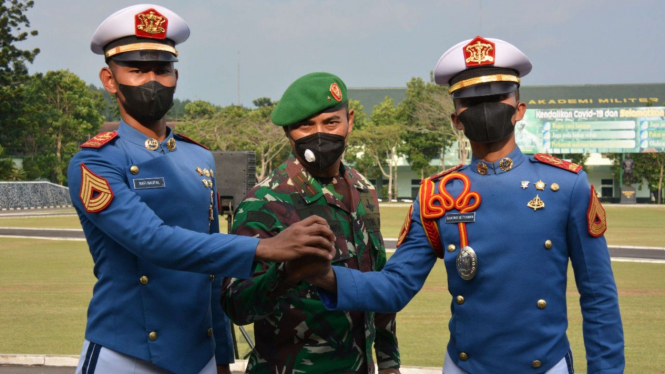 Sermatutar Rafi Naufal Afriansyah S. Tr (Han) peraih Adhi Makayasa Akmil (kiri)