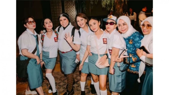 Tamu undangan ultah Ussy dengan dresscode pakaian SMA