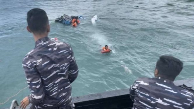 VIVA Militer: Prajurit TNI AL selamatkan 8 ABK yang mengapung di Selat Karimata