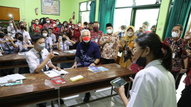 Gubernur Jateng Ganjar Pranowo saat meninjau pelaksanaan tahun ajaran baru