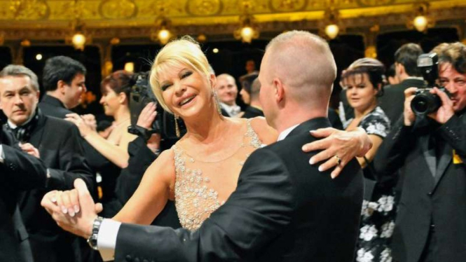 Ivana Trump saat berada di sebuah pesta dansa di Praha, Ceko pada 2009