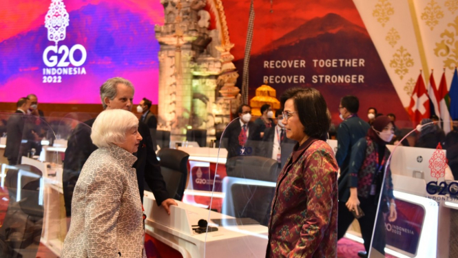 Menkeu RI Sri Mulyani Indrawati berbincang dengan Menkeu AS Janet Yellen.