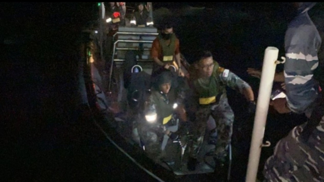 VIVA Militer: TNI AL evakuasi satu Crew Kapal Perang Australia di Laut Bali