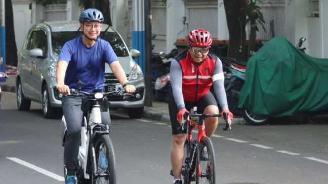 Sekjen PAN Eddy Soeparno gowes bareng dengan Sekjen PDIP Hasto Kristiyanto.