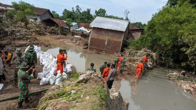 Petugas gabungan tangani dampak banjir bandang di Pati, Jawa Tengah.