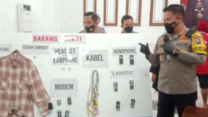 Kepala Polres Kota Besar Surabaya Kombes Pol Akhmad Yusep Gunawan merilis kasus joki SBMPTN.