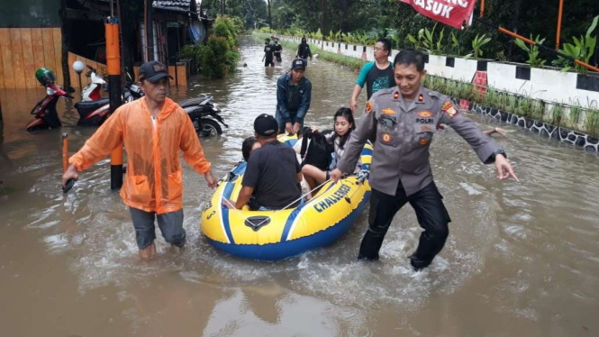 Banjir melanda sejumlah titik di Tangerang.