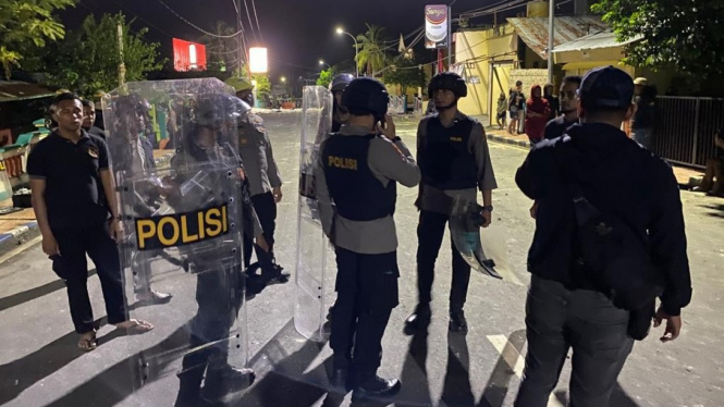 Polisi melerai bentrokan di Maluku (Foto ilustrasi).