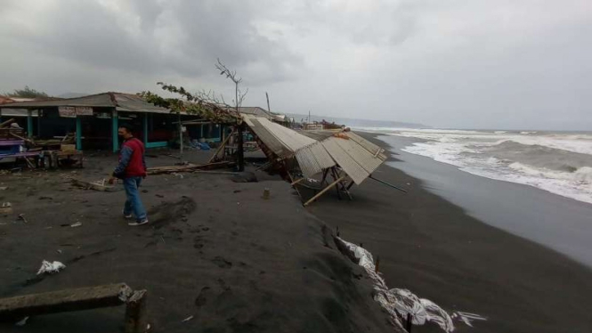 Gelombang pasang terjang pesisir pantai Depok, DIY