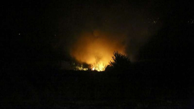 Api terlihat di lokasi kecelakaan pesawat kargo Ukraina di Yunani, Sabtu 16 Juli