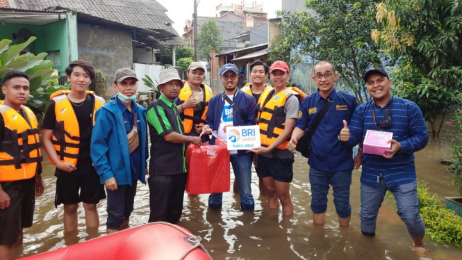 Insan BRI menyalurkan bantuan masyarakat terdampak banjir
