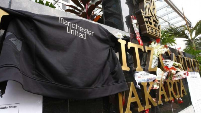 Jersey Manchester United usai pengeboman di Hotel Ritz-Carlton, Jakarta.