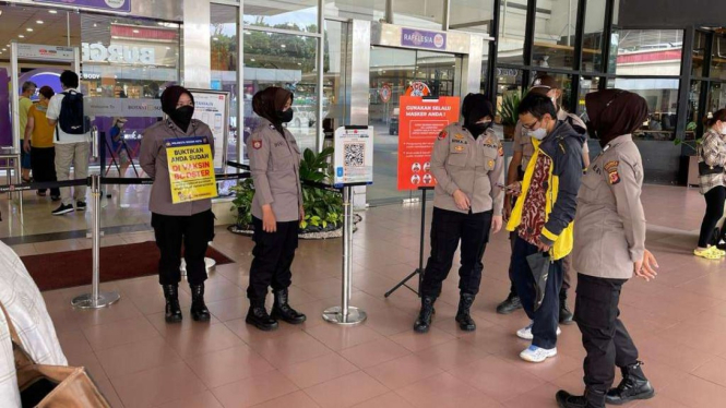 Polisi di Kota Bogor Memeriksa Pengunjung Mal Botani Square