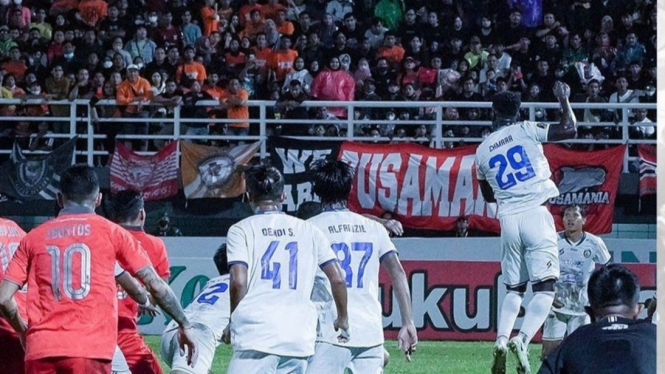 Pertandingan Borneo FC vs Arema FC di final Piala Presiden 2022. 