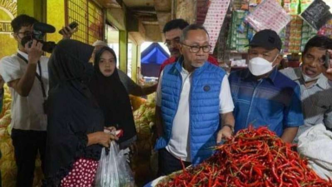 Mendag Zulhas sidak ke pasar di Cirebon.