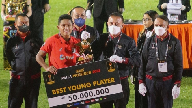 Fajar Faturahman dapat gelar pemain muda terbaik Piala Presiden 2022