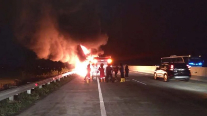Bus PO Rosalia Indah terbakar di Km 272 ruas Tol Pemalang-Pejagan