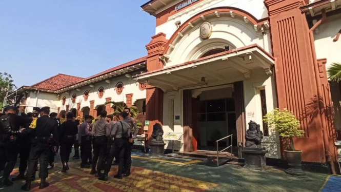 Aparat kepolisian berjaga-jaga di PN Surabaya mengamankan sidang perkara Mas Bechi, Senin, 18 Juli 2022.