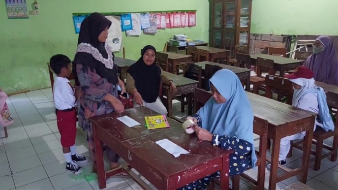 Orang tua siswa berebut meja-bangku sekolah di tahun ajaran baru