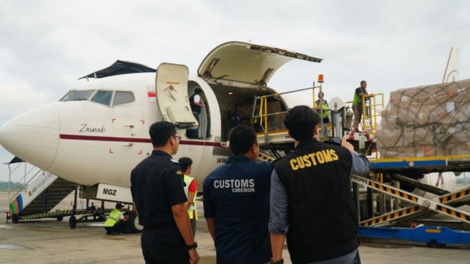 Petugas Bea Cukai saat lepas ekspor perdana di Jambi dan Cirebon.